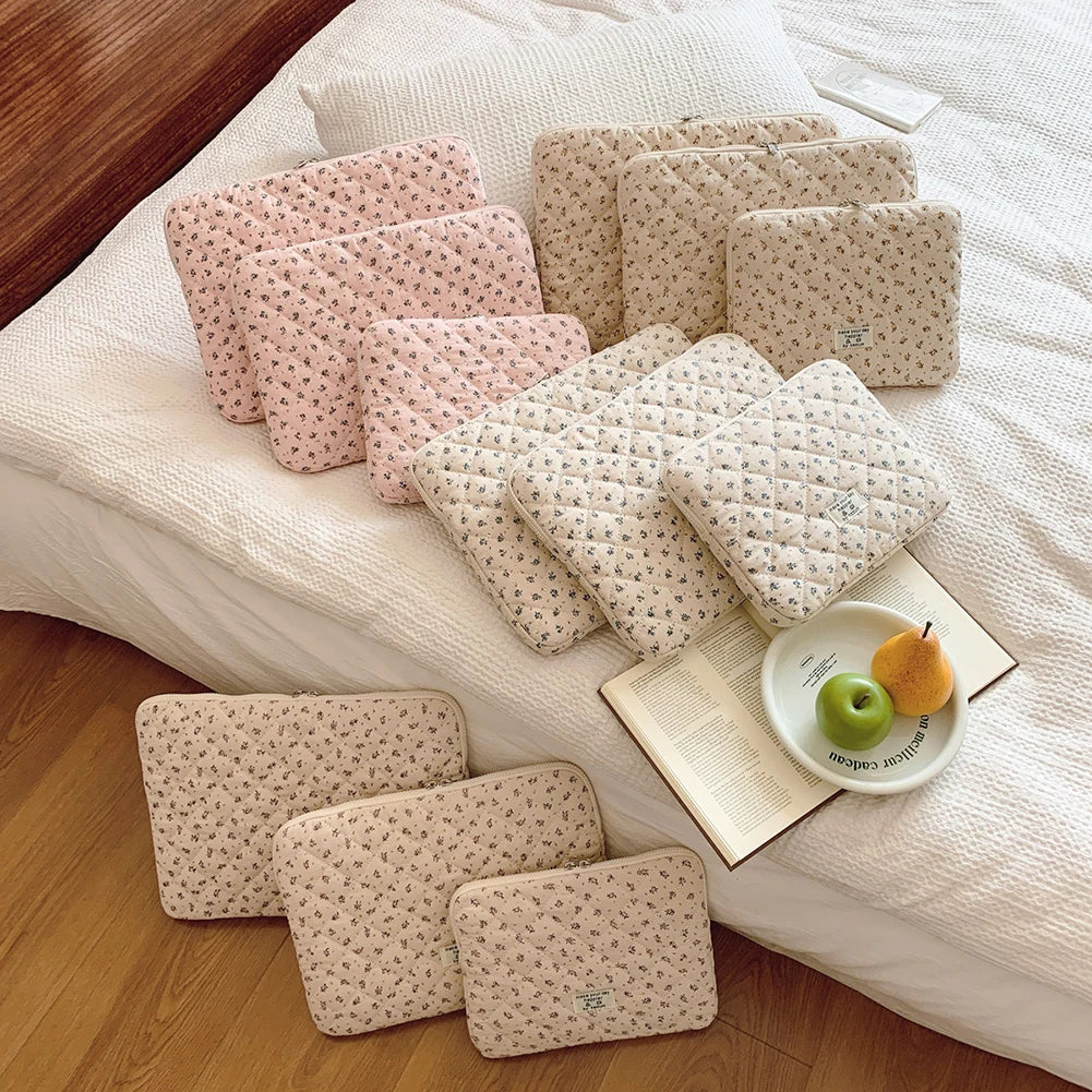 Flower Print Quilted Laptop Sleeve – Padded Laptop & Tablet Case for 11–15 Inch (280–390 mm)