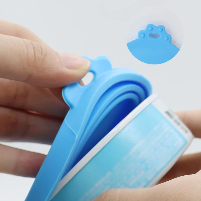 2-Piece Reusable Silicone Pet Can Lid & Spoon Set – Universal Fit (2.5/2.9/3.3 in | 6.35/7.37/8.38 cm) Airtight Seal for Dog & Cat Food